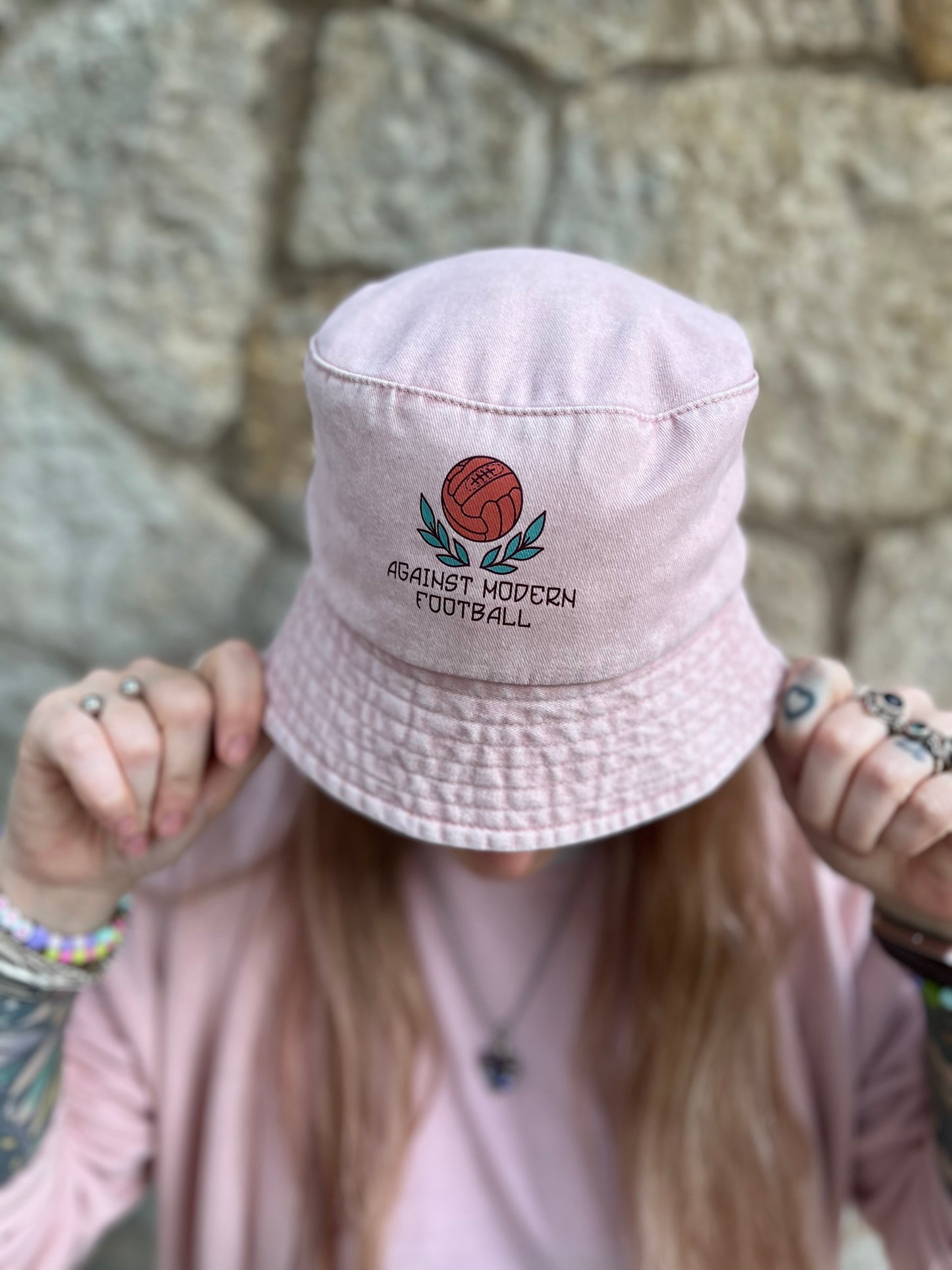 Gorro pescador rosa “against modern football”