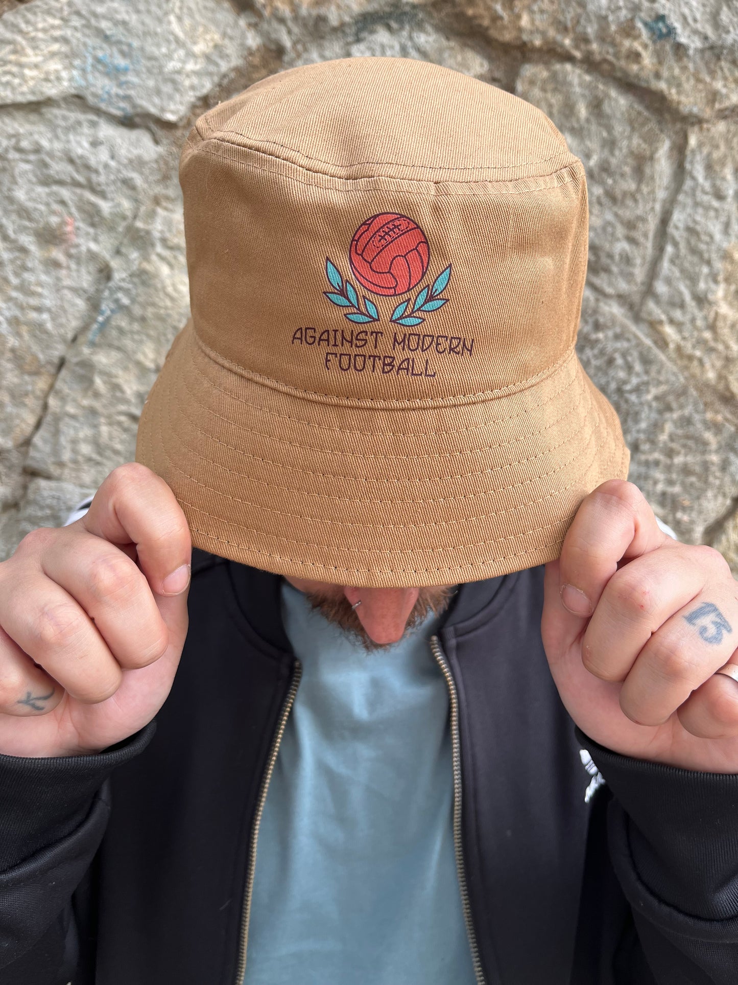 Gorro pescador honey brown “against modern football”