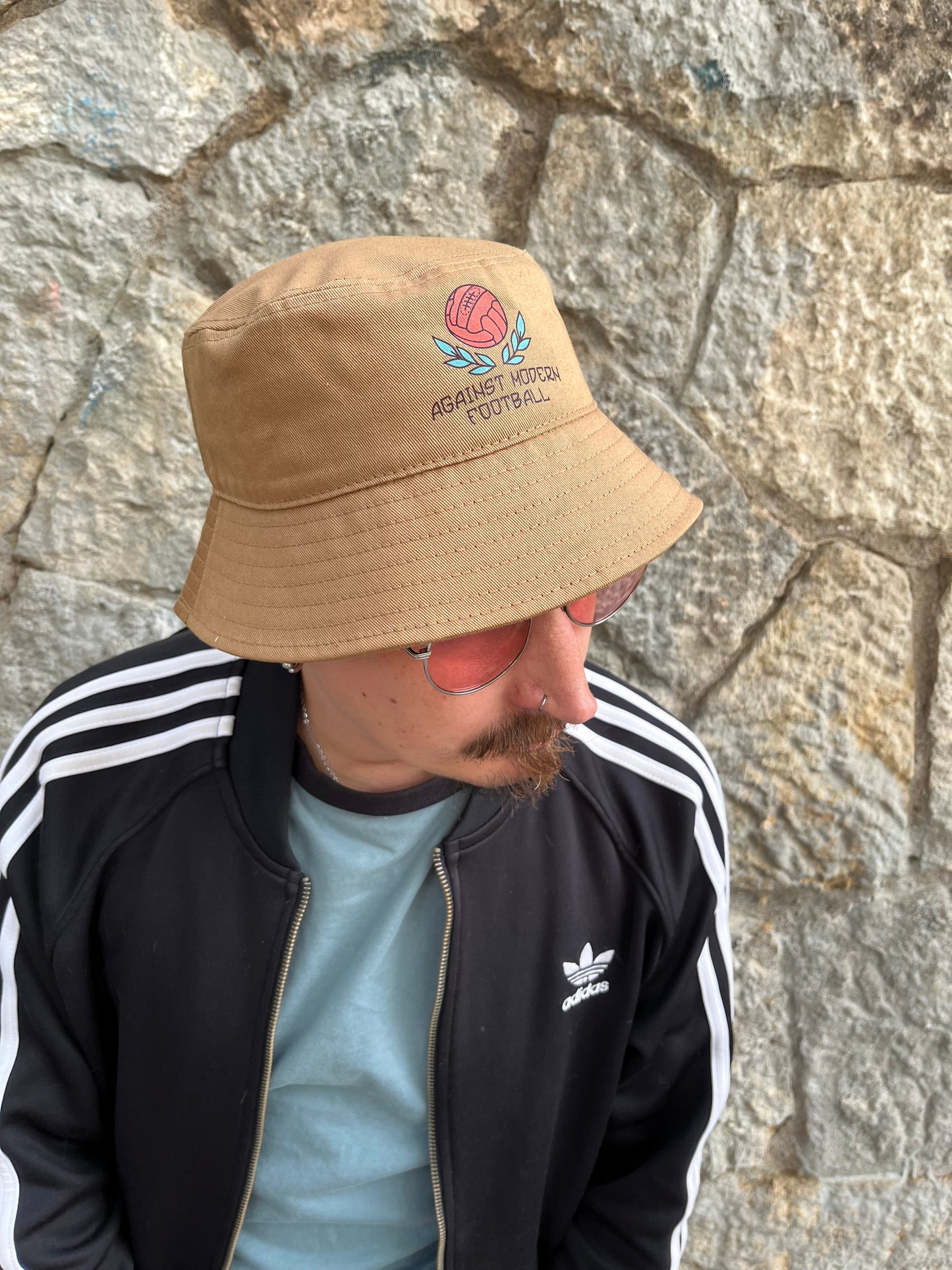 Gorro pescador honey brown “against modern football”