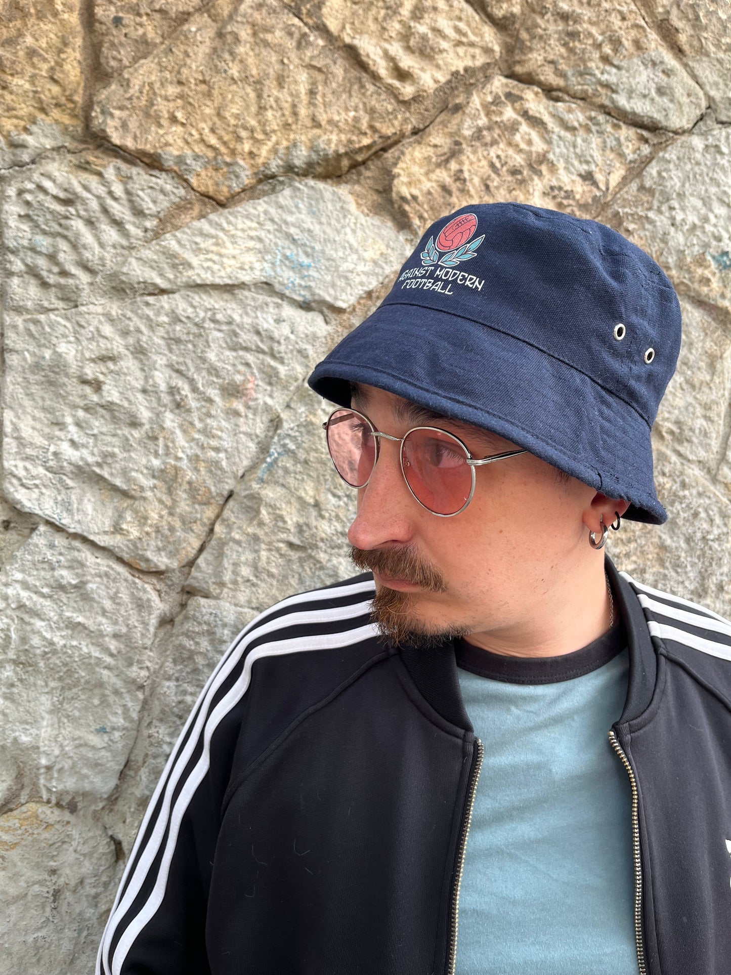 Gorro pescador azul marino “against modern football”