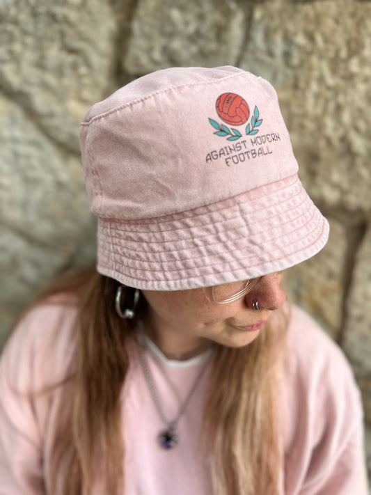 Gorro pescador rosa “against modern football”