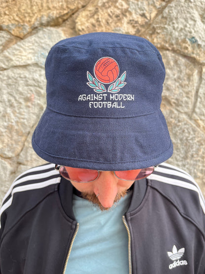 Gorro pescador azul marino “against modern football”