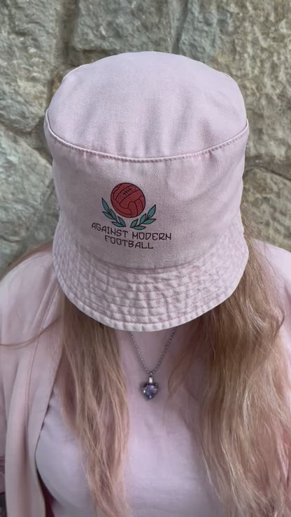 Gorro pescador rosa “against modern football”